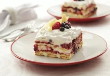 Pavê de Chocolate Branco com Frutas Vermelhas: Delícia em Camadas Pavê de Chocolate Branco e Frutas Vermelha