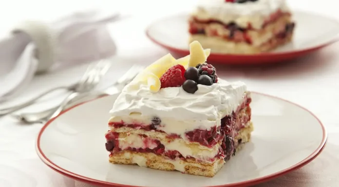 Pavê de Chocolate Branco com Frutas Vermelhas: Delícia em Camadas Pavê de Chocolate Branco e Frutas Vermelha