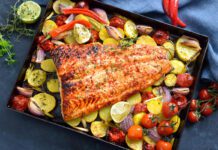 Peixe Assado com Legumes: Uma Explosão de Sabores Saudáveis! Peixe Assado com Legumes - Receita Fitness